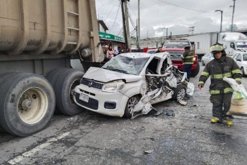 Choque en Santa Cruz Azcapotzaltongo provoca derrame de combustible; bomberos Toluca en acción